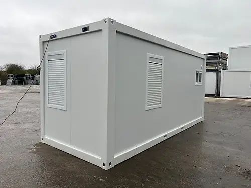 Container aménagé en bureau avec salle de bain et espace de rangement