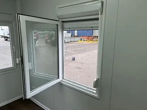Container aménagé en bureau avec salle de bain et espace de rangement