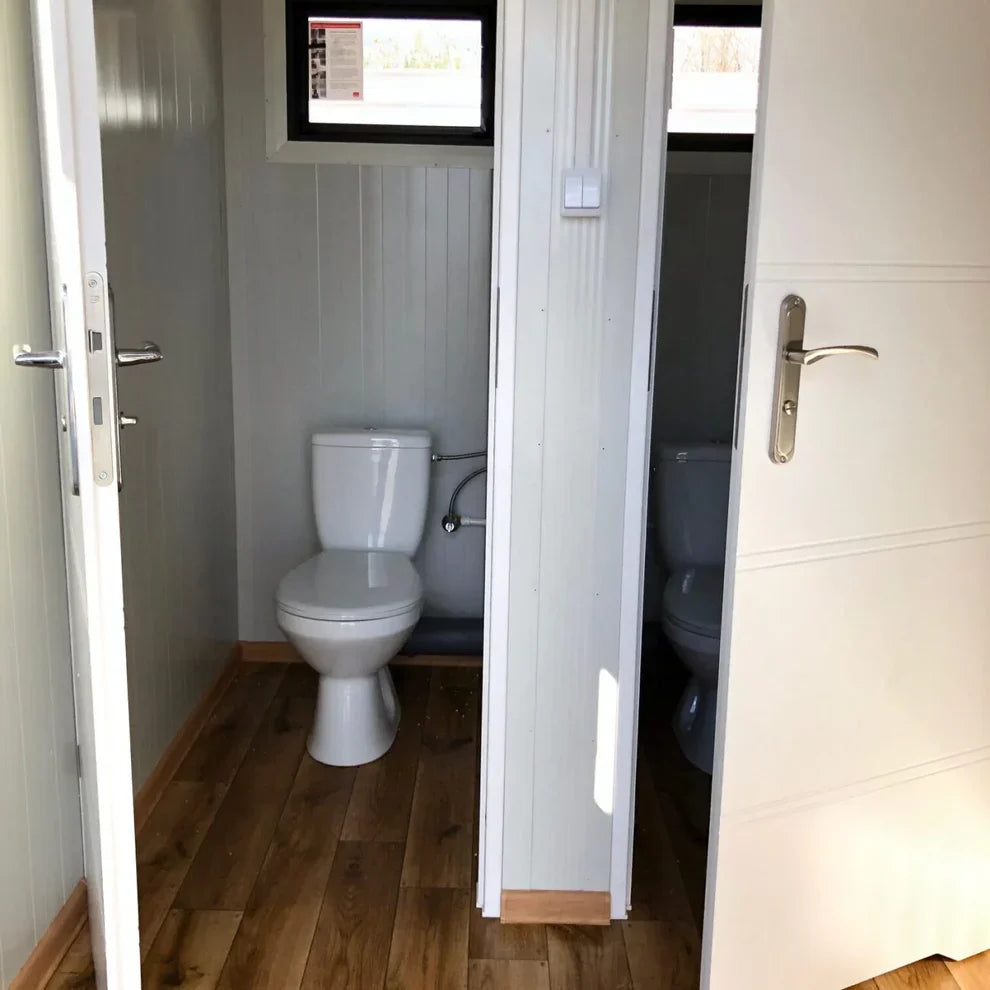 Conteneur en panneaux sandwich avec toilettes, 6,00×3,00