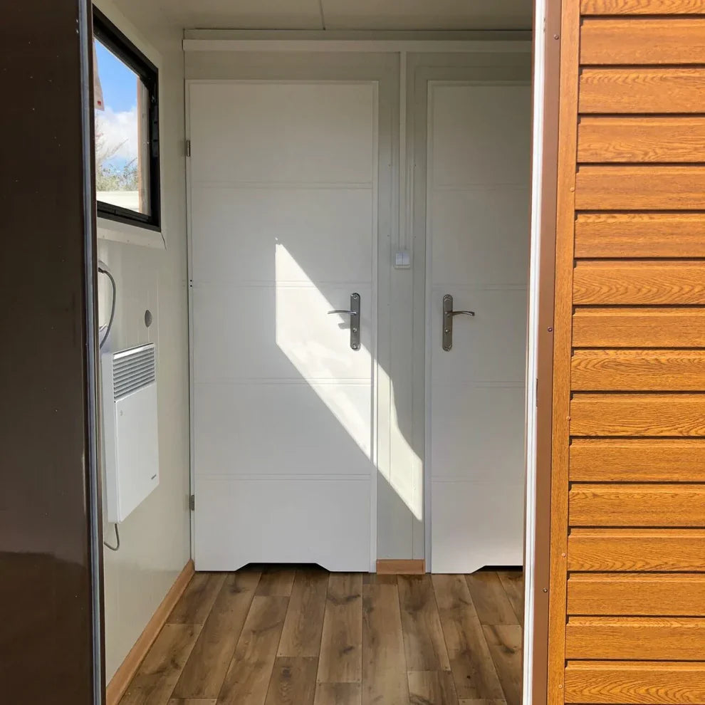 Conteneur en panneaux sandwich avec toilettes, 6,00×3,00