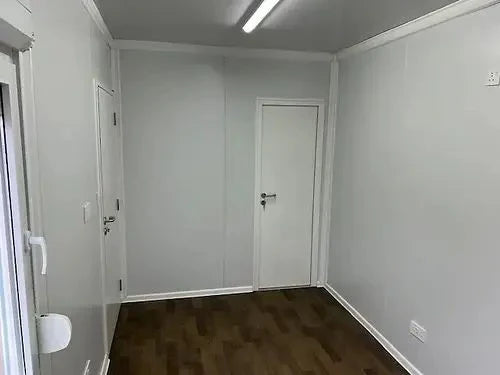 Container aménagé en bureau avec salle de bain et espace de rangement