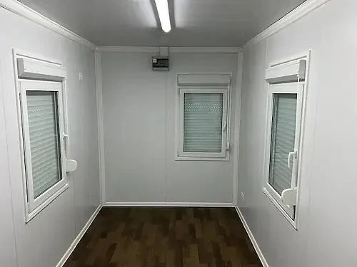 Container aménagé en bureau avec salle de bain et espace de rangement
